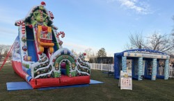 204cb264 4082 42cf aaf2 ed7418a3704d202 1765379359 Christmas Slide